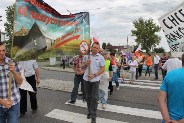 Przeciwnicy turbin wiatrowych na dwie godziny zablokowali drogę wojewódzką w miejscowości Kolnica (gmina Grodków).