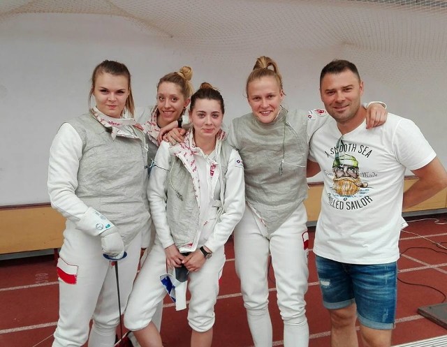 Od lewej: Martyna Jelińska, Katarzyna Zając, Julia Chrzanowska, Marta Łyczbińska i trener Aleksander Borkowski.