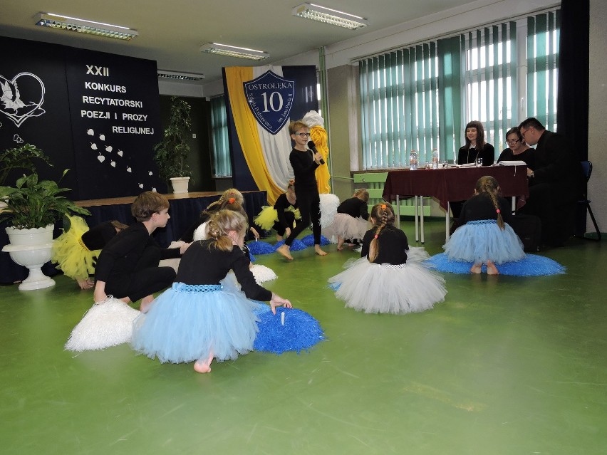 Na początku wystąpiły Promyki Dziesiątki.