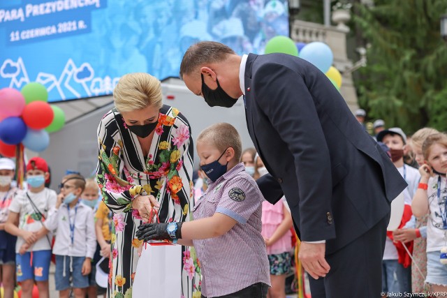 Jaś uratował życie swojej mamie. 2 lata później został odznaczony przez parę prezydencką. Chłopiec został zaproszony do jaworznickiej komendy, gdzie czekały na niego liczne atrakcje. Zobacz kolejne zdjęcia. Przesuń zdjęcia w prawo - wciśnij strzałkę lub przycisk NASTĘPNE