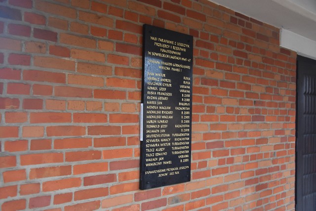 Na zawieszonej w Leszczynach tablicy znalazło się 21 nazwisk ofiar Tragedii Górnośląskiej, które zginęły w ZSRR.