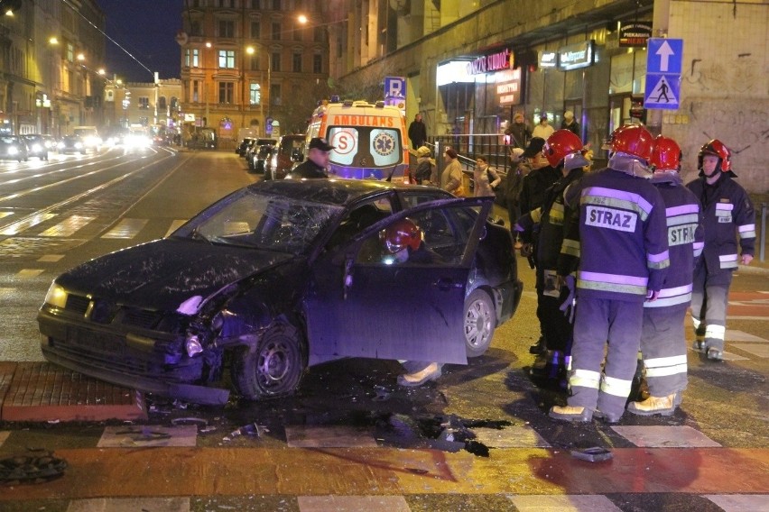 Wrocław: Wypadek na ul. Kołłątaja. Kierowca wjechał w słup [ZDJĘCIA]