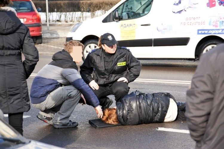 Skłodowskiej. Potrącenie kobiety. Wpadła przed volkswagena (zdjęcia)