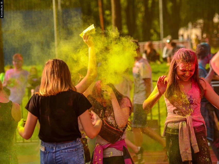 Uczestnikom Holi Festival ogromną frajdę sprawia „malowanie”...