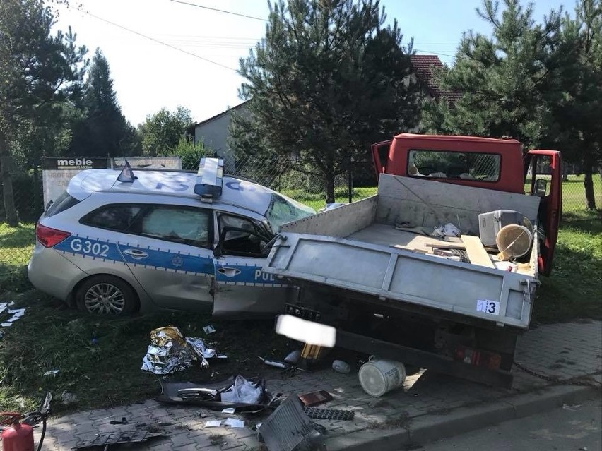 Wypadek w Rudniku pod Myślenicami. Radiowóz zderzył się z dostawczakiem