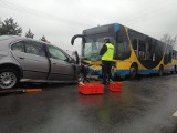 Czołowe zderzenie z autobusem w powiecie kutnowskim [zdjęcia]