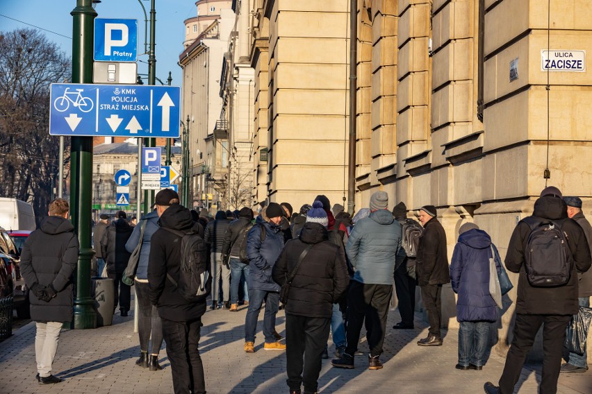 Kraków. Dziesiątki osób szturmują oddział NBP. Przyszli kupić banknot i monetę kolekcjonerską z Mikołajem Kopernikiem 