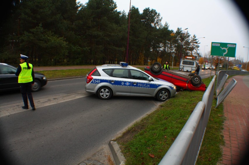 Na ul. Staszica w Nowej Soli dachował volkswagen golf....