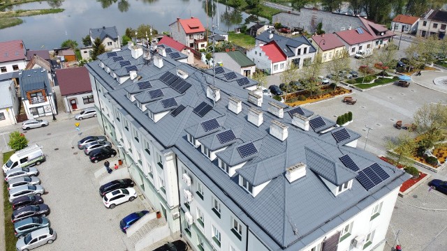 Panele fotowoltaiczne została zamontowana na dachu Urzędu Miasta i Gminy w Białobrzegach.
