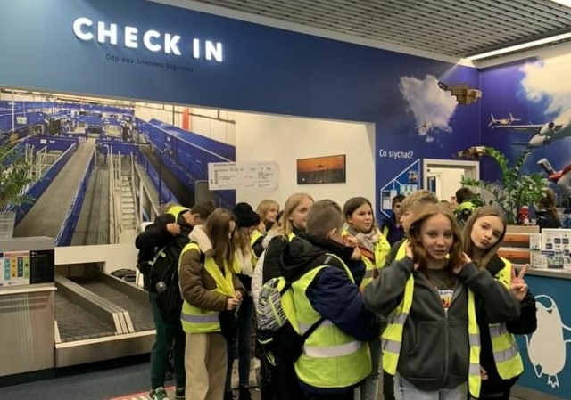Uczniowie klas VI -VIII Samorządowej Szkoły Podstawowej w Wielgusie potrafią już odprawić się na lotnisku