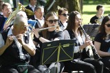Muzyka powróciła do Miejskiego Ogrodu Botanicznego w Zabrzu. Koncert Orkiestry Muzeum Górnictwa Węglowego przyciągnął mieszkańców. ZDJĘCIA