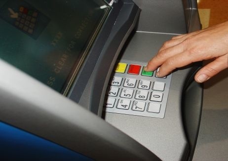 Uważnie sprawdzaj, czy na bankomacie nie ma nakładek skimmingowych. (fot. sxc)
