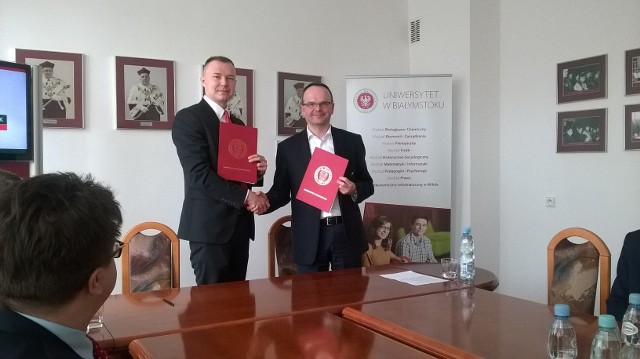 Umowę o kontynuacji współpracy uczelni z bankiem podpisał rektor UwB Robert Ciborowski (na zdjęciu z prawej) i Tomasz Mielniczuk - Dyrektor Departamentu Santander Universidades BZ WBK.