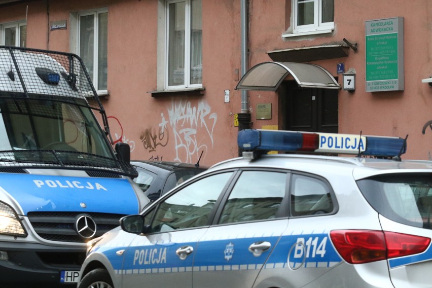 Wrocław: Mężczyzna rzucił się z siekierą na policjanta! Został postrzelony (ZDJĘCIA)