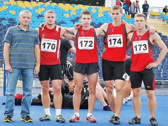 Zenon Rosiński oraz sztafeta 4x400  - Łukasz Kowalski, Marcin Kowalski, Mateusz Zagórski i Mateusz Ronowicz