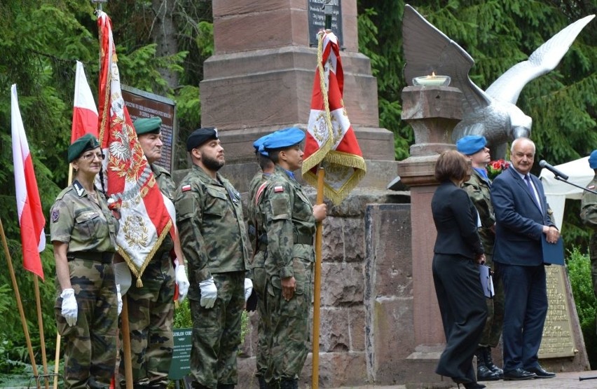 Tu zabito świętokrzyską elitę. Uroczystości na Brzasku, gdzie spoczywa 760 zamordowanych. Honor oddał im nawet oficer Royal Navy!