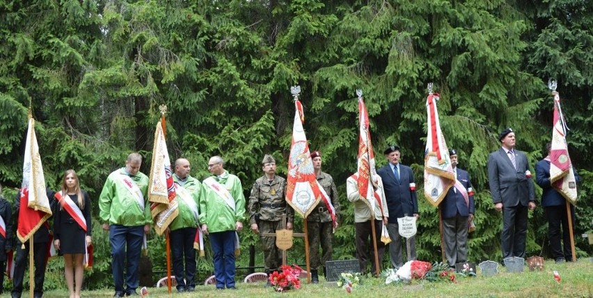 Tu zabito świętokrzyską elitę. Uroczystości na Brzasku, gdzie spoczywa 760 zamordowanych. Honor oddał im nawet oficer Royal Navy!