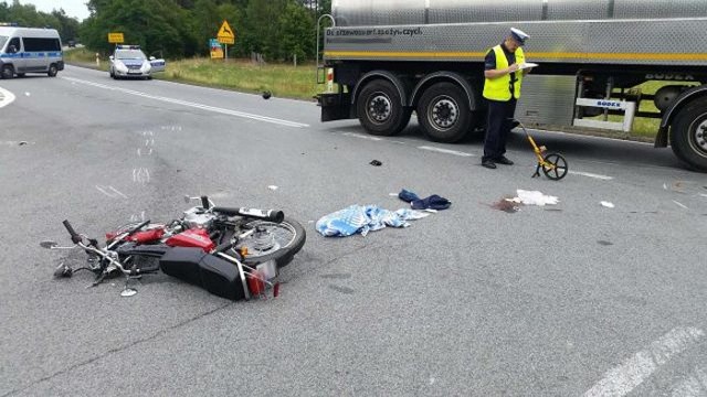 54-letni motorowerzysta z okolic Zielonej Góry zderzył się z ciężarówką. W wyniku wypadku motorowerzysta zmarł w szpitalu.