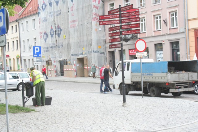 Burmistrz debatuje z wojewódzkim konserwatorem zabytków o  malowaniu linii na kostce w strefie płatnego parkowania wokół rynku.