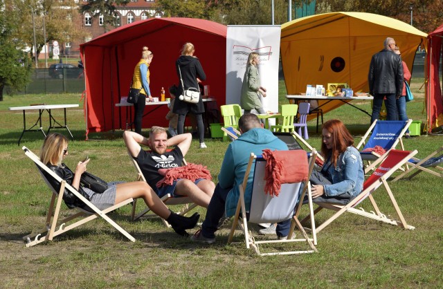 W ramach Festiwalu Młodych w Inowrocławiu, na placu imprez w sąsiedztwie hali widowiskowo-sportowej, zorganizowano śniadanie na trawie. Serwowano smaczne bułki z przeróżnym "obkładem", do wyboru. Na najmłodszych czekały gry i zabawy z nagrodami. Było stoisko, przy którym każdy miał możliwość dokonać naukowych eksperymentów. Przede wszystkim odwiedzano jednak strefę chillout, gdzie na leżaku, z kubkiem kawy, można było wystawić twarz do wrześniowego słońca.