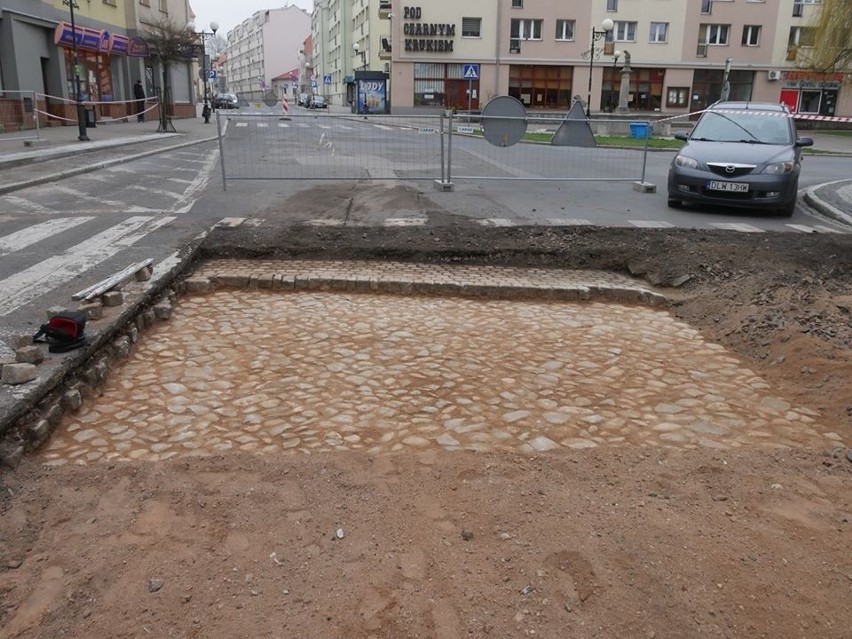 Lwówek Śląski, Plac Wolności, odkryte spod asfaltu...