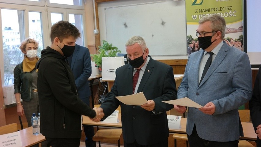 Stypendia wręczyli uczniom starosta powiatu tarnobrzeskiego...