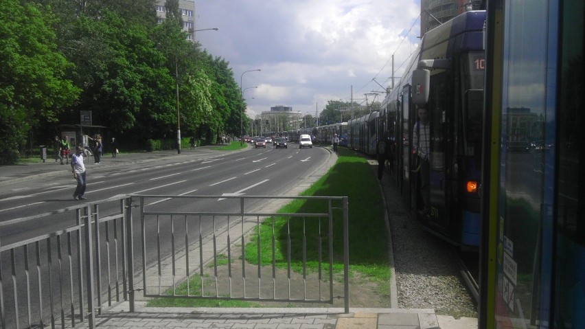 Motorniczy na Legnickiej: Dalej nie pojadę, czekam na policję. Był korek tramwajowy