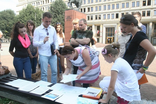 Poszkodowani klienci biura podróży OK Services Travel z Bielska-Białej protestowali pod Urzędem Wojewódzkim w Katowicach