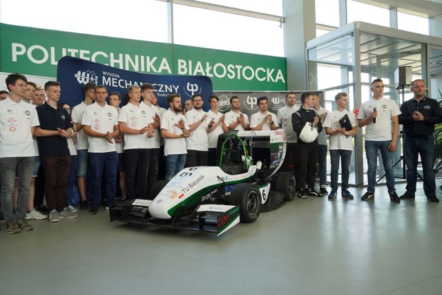 Studenci Politechniki Białostockiej zaprezentowali nowy bolid CMS-06
