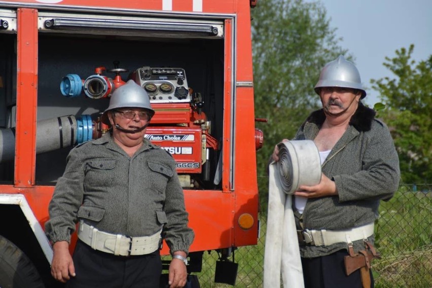W Rojewie powstała drużyna strażaków oldbojów. Pierwszy pokaz retro mają już za sobą