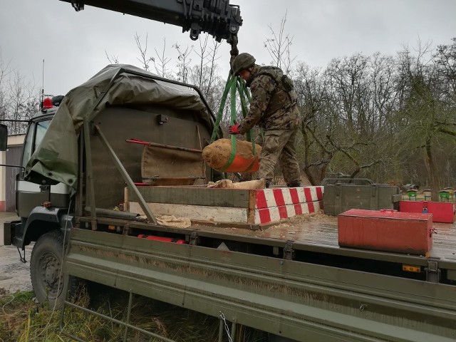 5. pułk inżynieryjny ze Szczecina podczas akcji podniesienia 250-kilogrmowej bomby lotniczej z drugiej wojny światowej. Niewybuch został przewieziony na poligon w Drawsku. ZOBACZ WIĘCEJ: Alarm odwołany. Konwój w drodze na poligon. RELACJA NA ŻYWO!Na czas akcji, w niedzielę 9 grudnia zarządzono ewakuację 25 tys. mieszkańców Police. Jednak niewiele osób schroniło się zgodnie z zaleceniami. ZOBACZ TEŻ: Bomba w Policach i (nie)wielka ewakuacja [ZDJĘCIA]Wideo: Mówi Paweł Rodzoś z Zachodniopomorskiego Urzędu Wojewódzkiego w Szczecinie