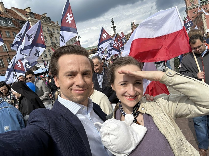 Na marszu obecni są poseł Krzysztof Bosak wraz z żoną Kariną...