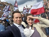 Narodowy Marsz Życia pod hasłem "Niech Żyje Polska!". Wśród obecnych poseł Krzysztof Bosak z żoną Kariną - ZDJĘCIA