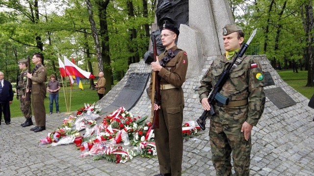 Uroczystości pod pomnikiem bohaterów bitwy pod Monte Cassino