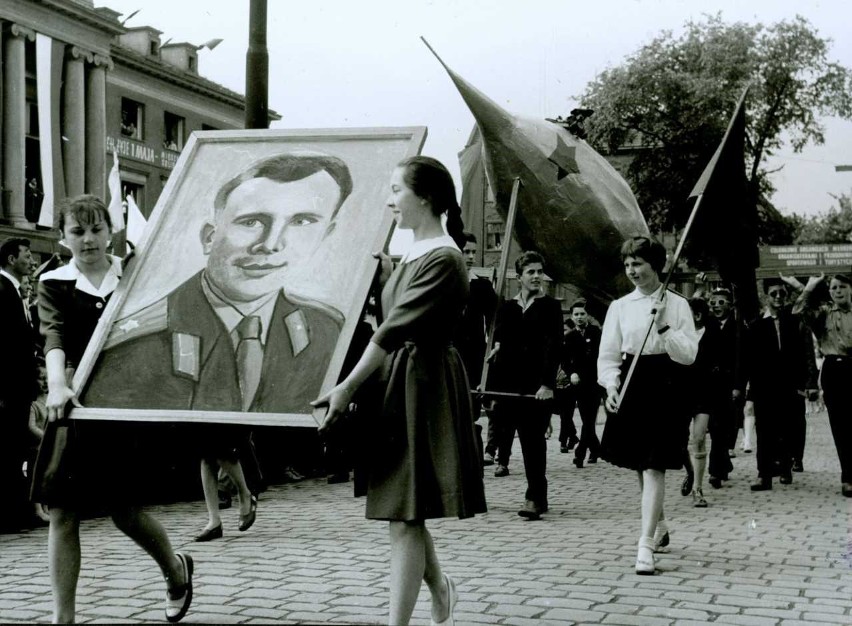 Z portretem Gagarina i makietą rakiety, 1961 rok.