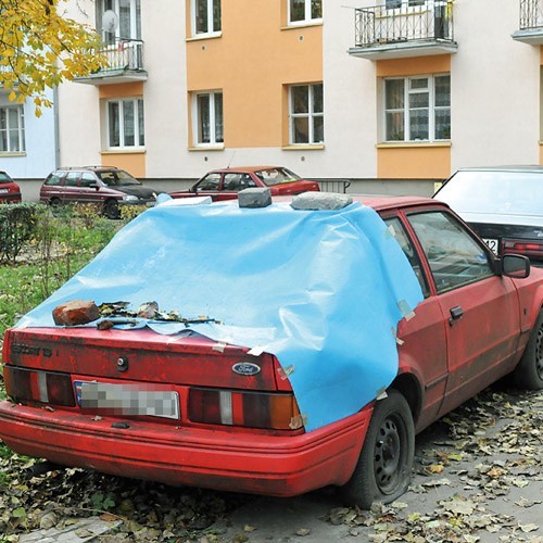 Nieużywany ford od kilku lat stoi na drodze osiedlowej, za blokami stojącymi przy ul. Młyńskiej w Koszalinie.
