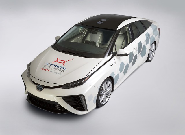 Toyota zaprezentowała na targach NAIAS 2016 w Detroit przełomowe rozwiązanie telekomunikacyjne stworzone we współpracy z firmą Kymeta. Samochód koncepcyjny oparty na wodorowym modelu Mirai jest wyposażony w eksperymentalne systemy łączności satelitarnej / Fot. Toyota