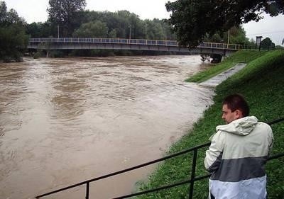 Także na bulwarach w Oświęcimiu mieszkańcy spoglądali wczoraj z niepokojem na spiętrzony nurt Soły. W południe wodowskaz pod zamkiem wskazywał 5,7 metra. Fot. Paweł Plinta