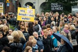 Rajstopom i goździkom mówią NIE! Protesty kobiet dziś w Polsce i regionie
