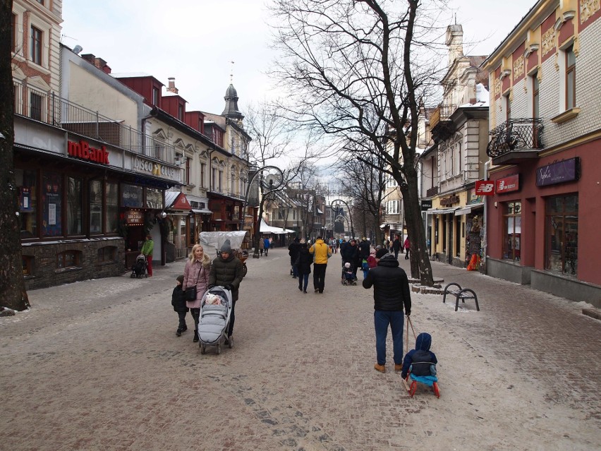 Zakopane. Polacy jadą na ferie. Na stokach i na Krupówkach ludzi coraz więcej [ZDJĘCIA]