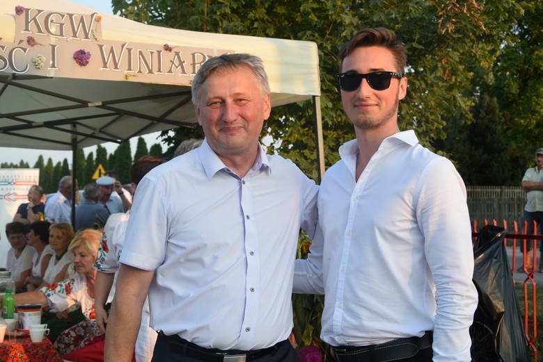 Zbigniew Koniusz z synem Pawłem na charytatywnym pikniku...