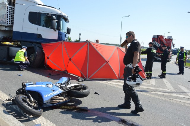 Wypadek motocyklisty w Piotrkowie. Zderzył się z ciężarówką