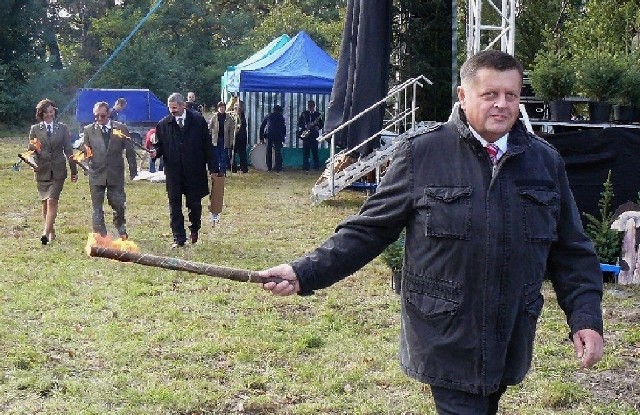 Lokalna polityka w Skwierzynie przypomina zabawę zapałkami. Burmistrz Arkadiusz Piotrowski jednak ognia się nie boi.