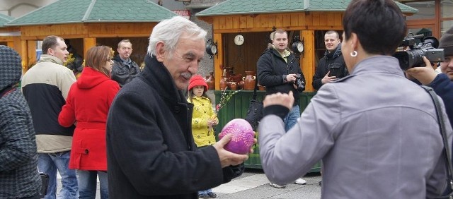 Zbigniew Mikulewicz odbiera wylicytowane jajko  od wiceprezydent Wiolety Haręźlak