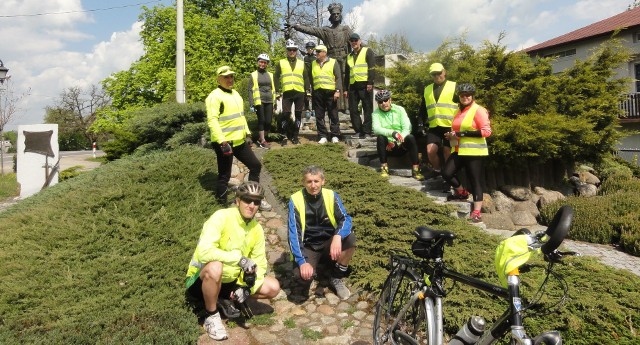 Grupa Rowerowa Zwoleń rozpoczęła sezon wyjazdem do budowanej Kaplicy Wieczystej Adoracji w Jedlni-Kolonii.