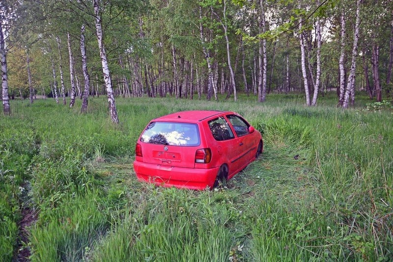 Podkarpacie. Dwaj mężczyźni ukradli auto i przyszli do właściciela, by odsunąć podejrzenia od siebie. Nie udało się im