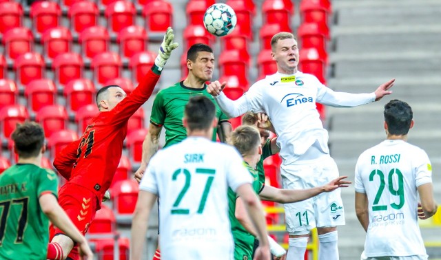 W meczu 25 kolejki Fortuna 1 Liga, Radomiak Radom przegrał 0:1 z GKS w Tychach. Jedynego gola strzelił w 44 minucie meczu, Łukasz Grzeszczyk z rzutu karnego. W 45 minucie meczu, czerwoną kartką został ukarany Mateusz Radecki, pomocnik Radomiaka. W doliczonym czasie gry drugiej połowy kolejną czerwoną kartką został ukarany Damian Jakubik, obrońca radomskiego zespołu. Czerwone kartki dla Radeckiego i Jakubika, to konsekwencja dwóch żółtych.ZOBACZ OCENY DLA PIŁKARZY RADOMIAKA I ZDJĘCIA>>>