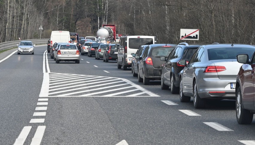 Giełda w Miedzianej Górze przeżywała oblężenie! Ogromny korek na drodze. Zobaczcie na zdjęciach, co się działo w niedzielę, 24 kwietnie