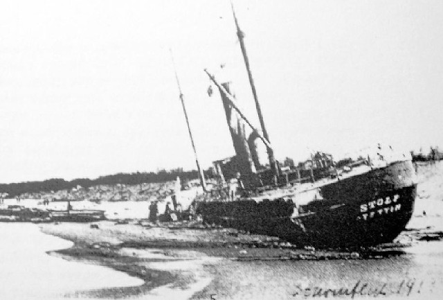 Zdjęcie rozbitego parowca "Stolp&#8221;. Widać też zniszczenia brzegu.