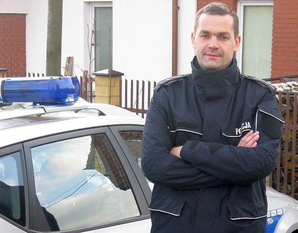 Lech Tolko ma 36 lat. W policji pracuje od 9 lat. Od 7 lat jest dzielnicowym na terenie gminy Janów. Mieszka w Sokółce z żoną Beatą i córką Kingą.